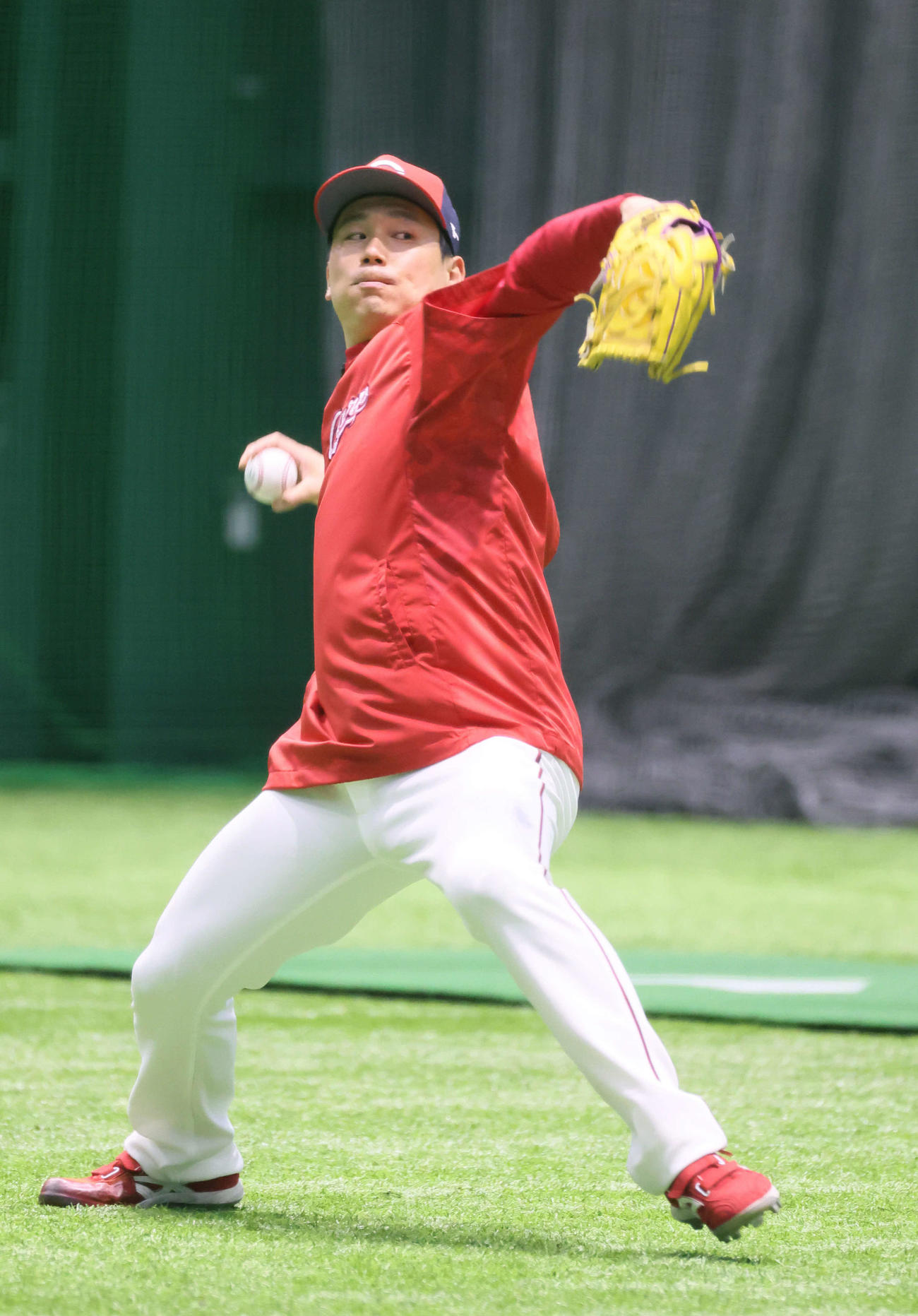キャッチボールをする栗林（2023年4月25日撮影）