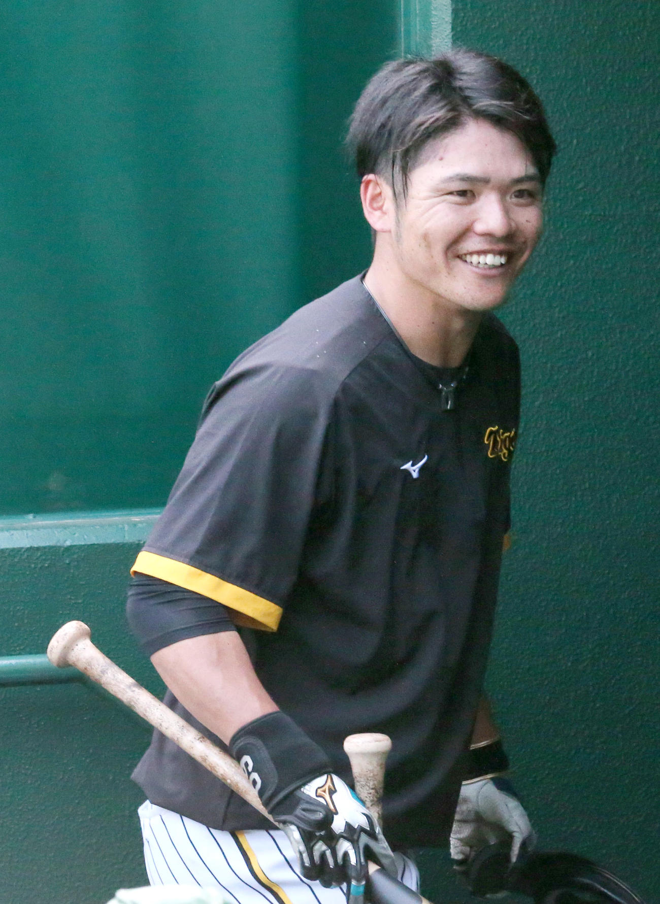 阪神対中日　試合前の練習で関係者にあいさつする阪神小野寺（撮影・上山淳一）
