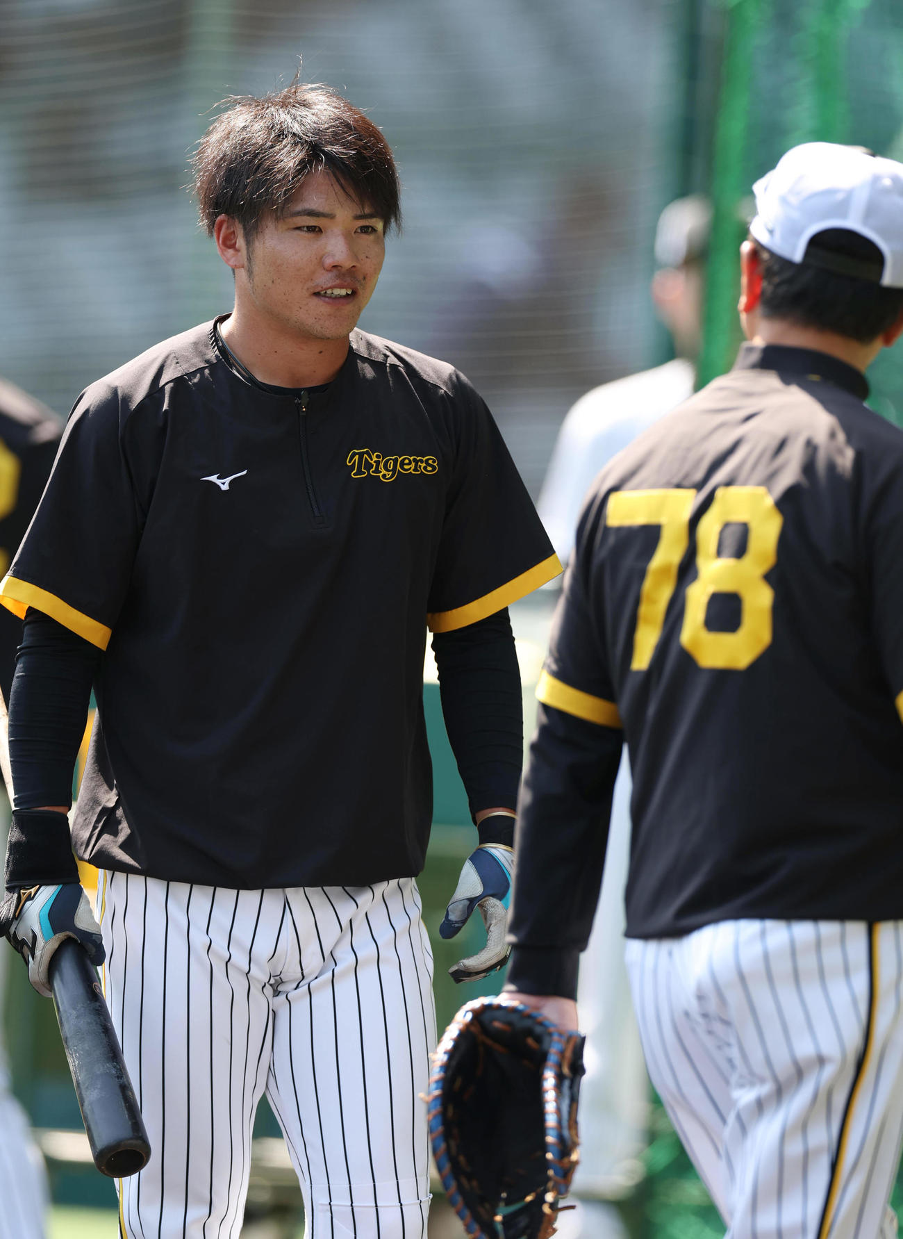 阪神対中日　1軍に合流し平田ヘッドコーチ（右）と言葉を交わす阪神小野寺（撮影・前田充）