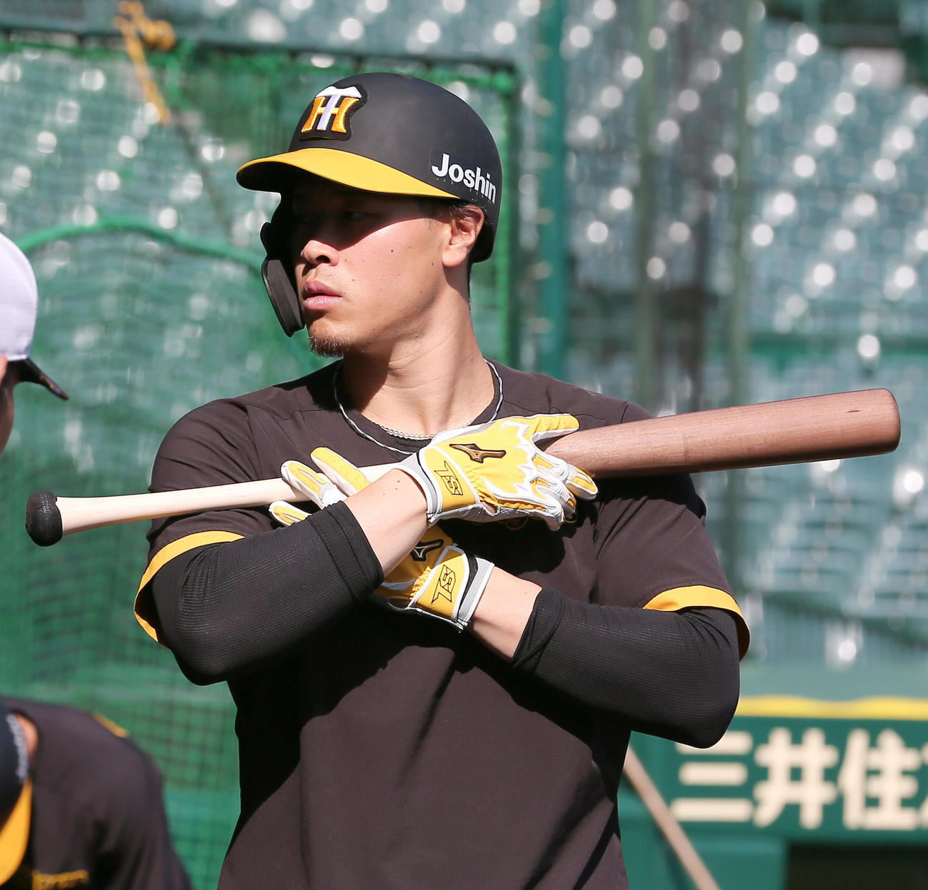 阪神対中日　試合前の練習に励む阪神佐藤輝（撮影・上山淳一）