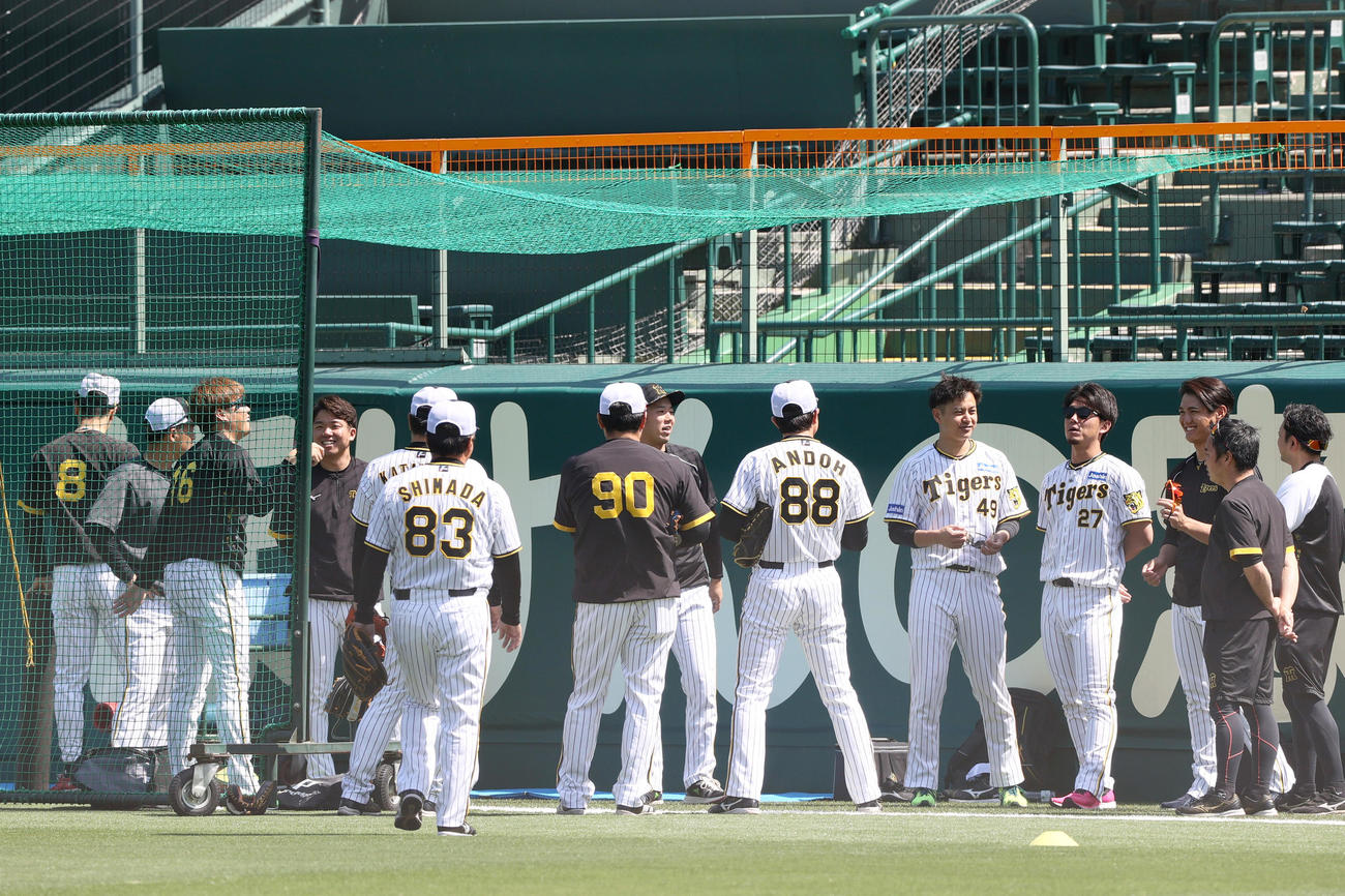 阪神対中日　試合前の練習を前に円陣を組む阪神投手陣（撮影・上山淳一）