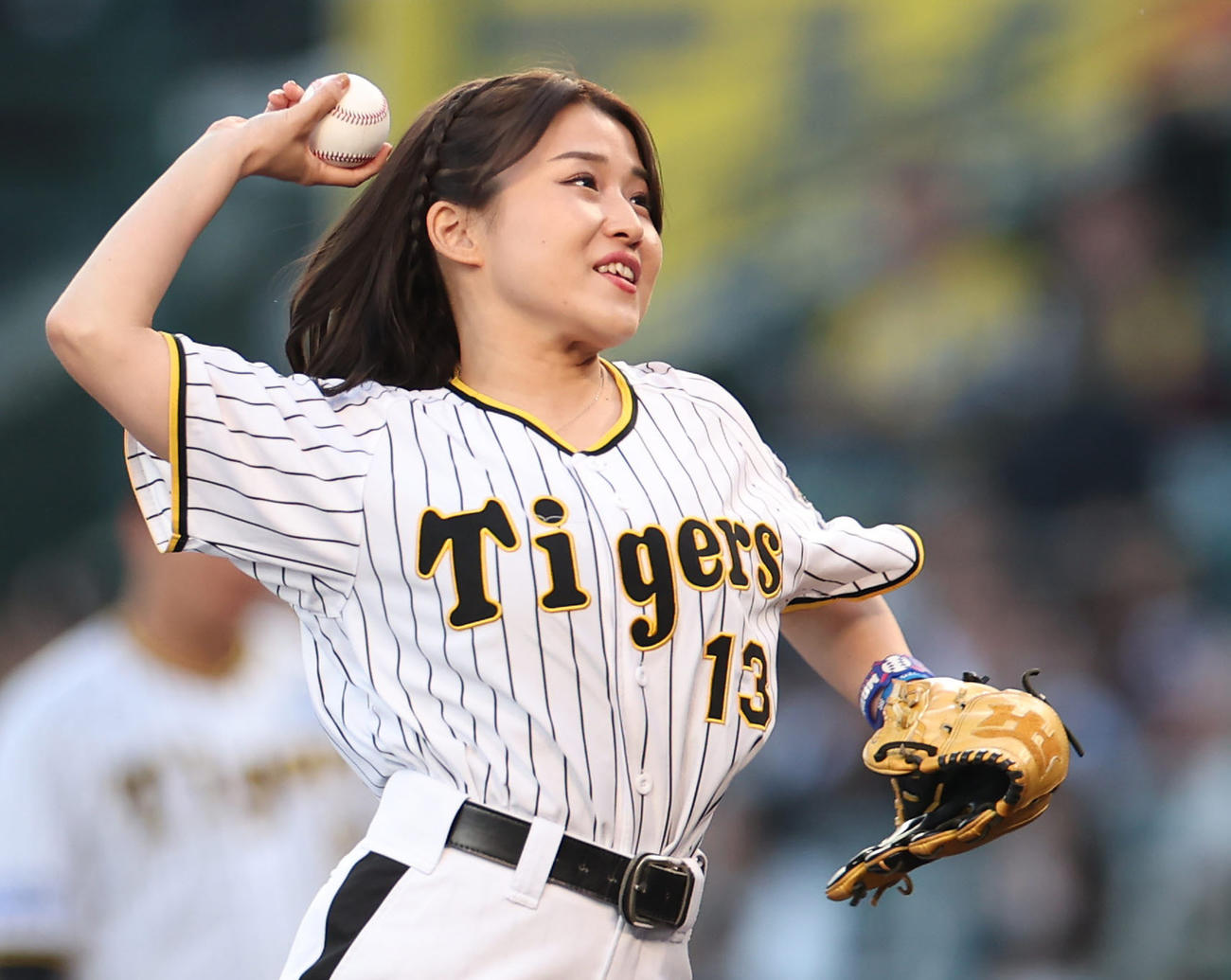 阪神対中日　始球式で投球する河野万里奈（撮影・前田充）