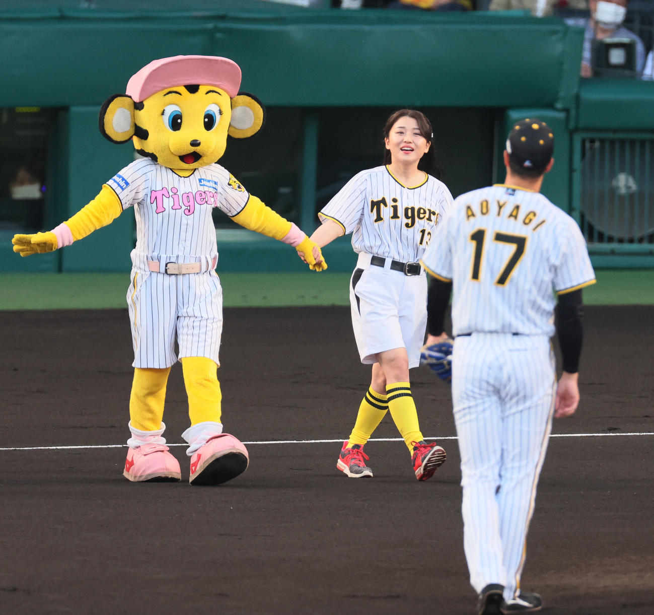 阪神対中日　始球式を行った歌手の河野万里奈（撮影・加藤哉）