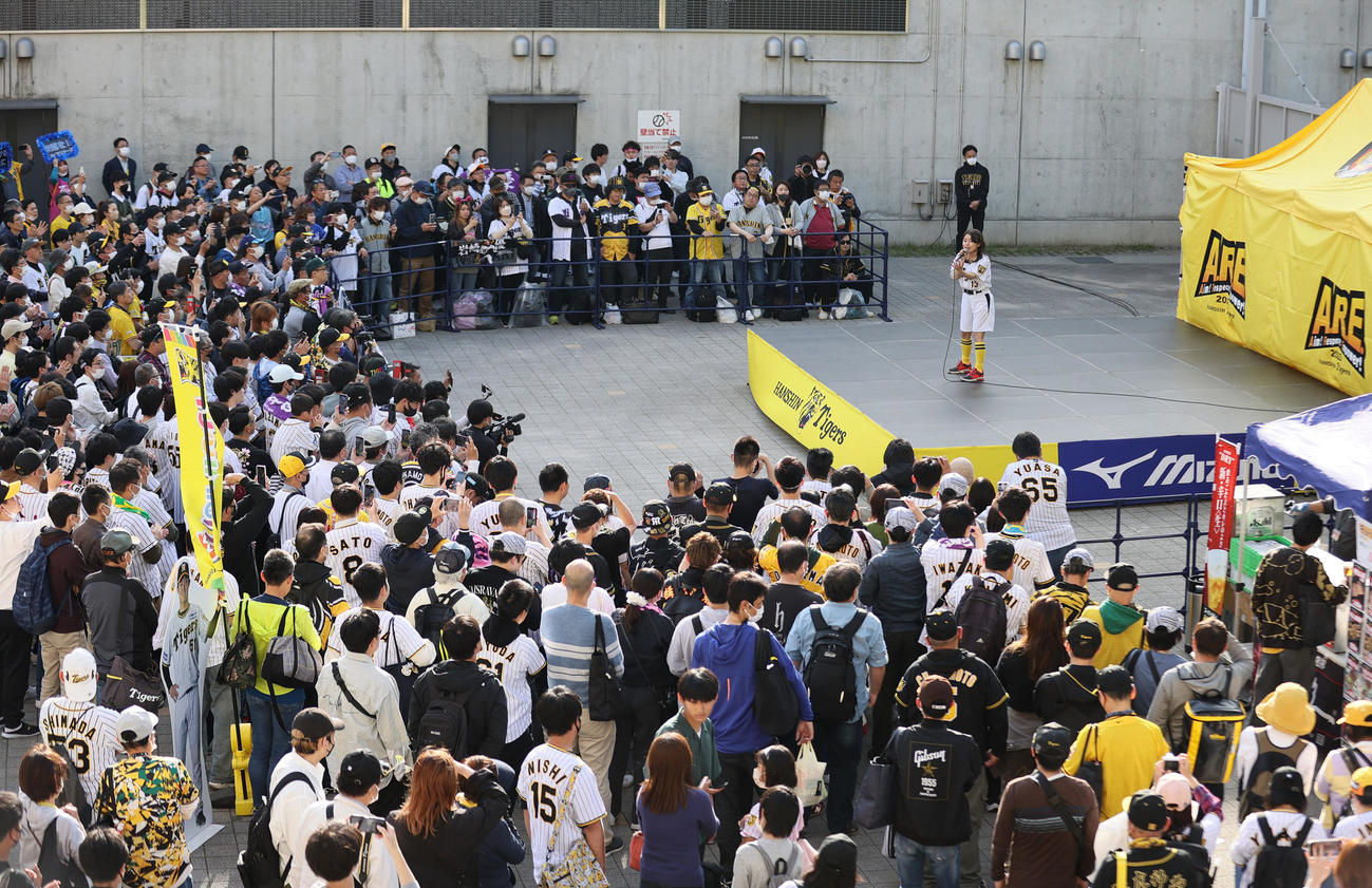 甲子園球場外周特設ステージでライブパフォーマンスする河野万里奈（撮影・上山淳一）