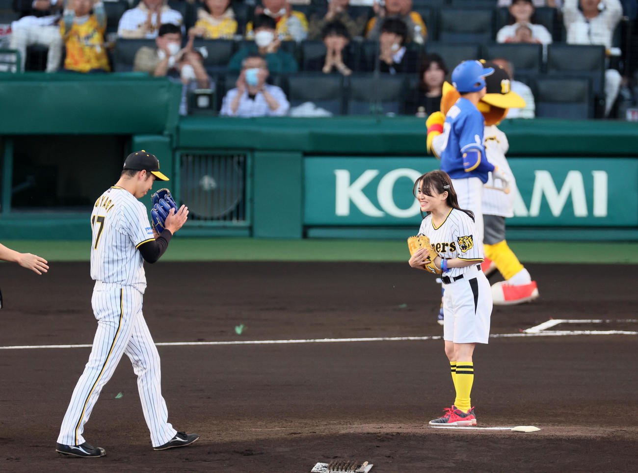 阪神対中日　始球式を行った歌手の河野万里奈（撮影・加藤哉）
