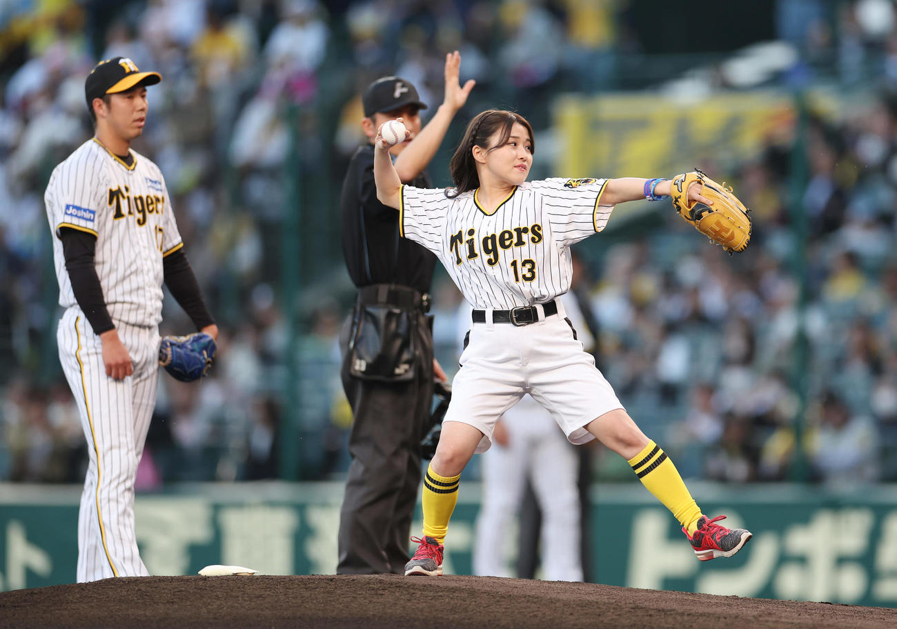 阪神対中日　始球式で投球する河野万里奈。左は阪神青柳（撮影・前田充）