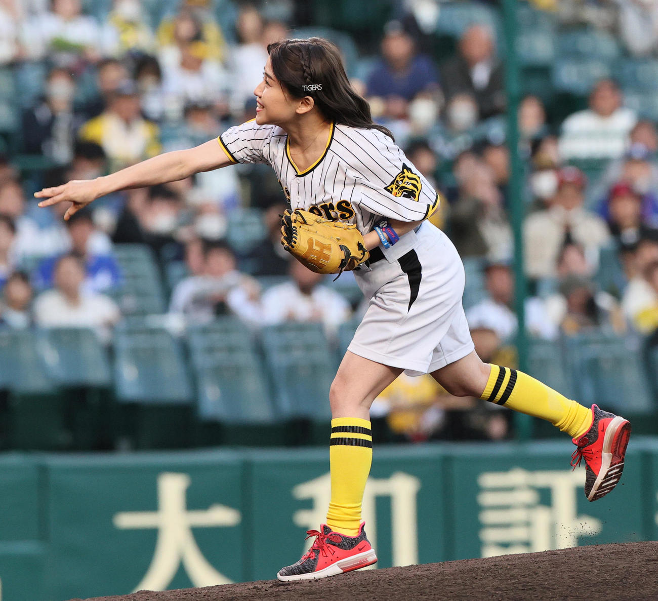 阪神対中日　試合前、始球式で投げる歌手・河野万里奈（撮影・上山淳一）