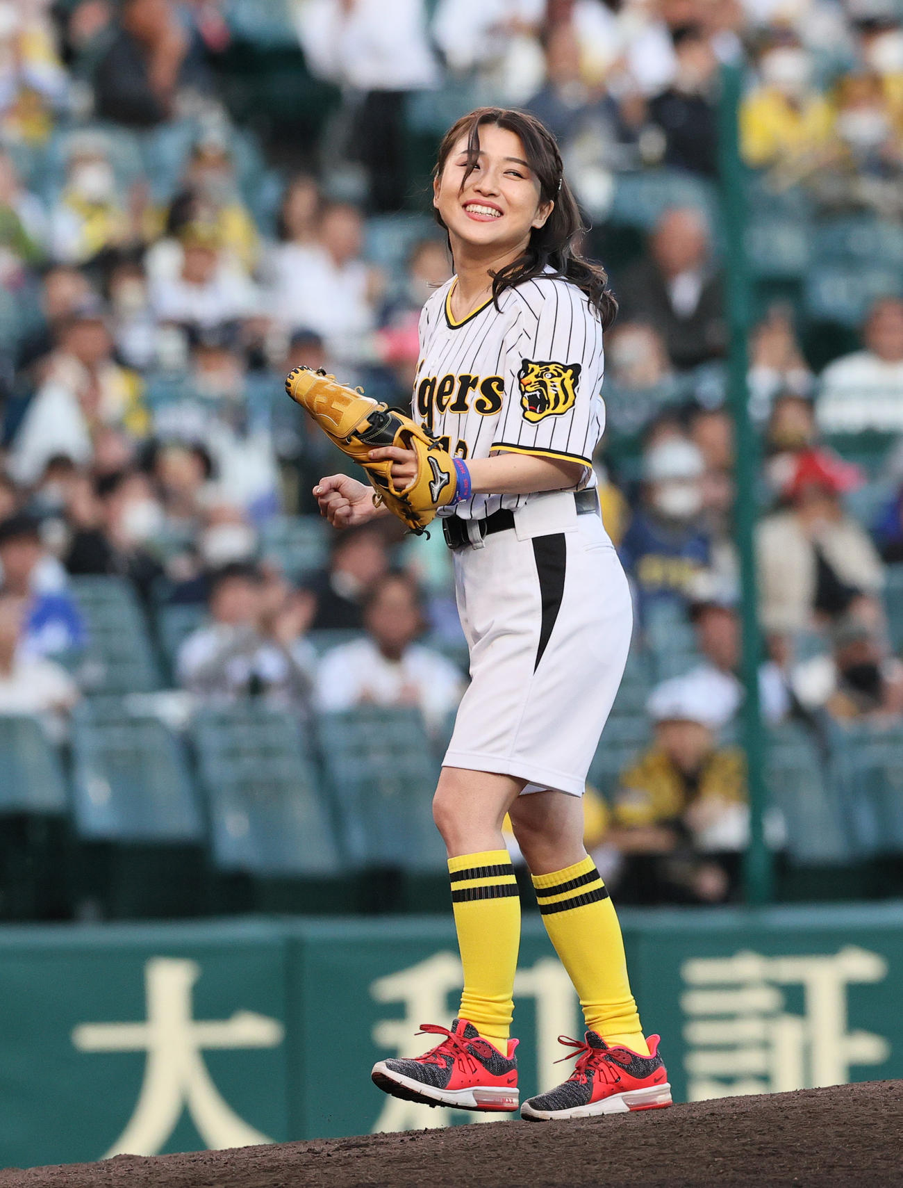 阪神対中日　始球式を終え笑顔を見せる歌手・河野万里奈（撮影・上山淳一）