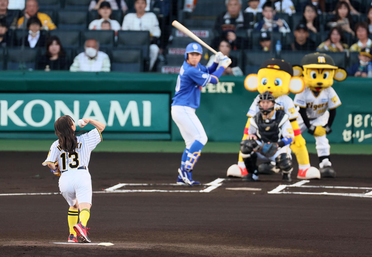 阪神対中日　始球式を行った歌手の河野万里奈（撮影・加藤哉）