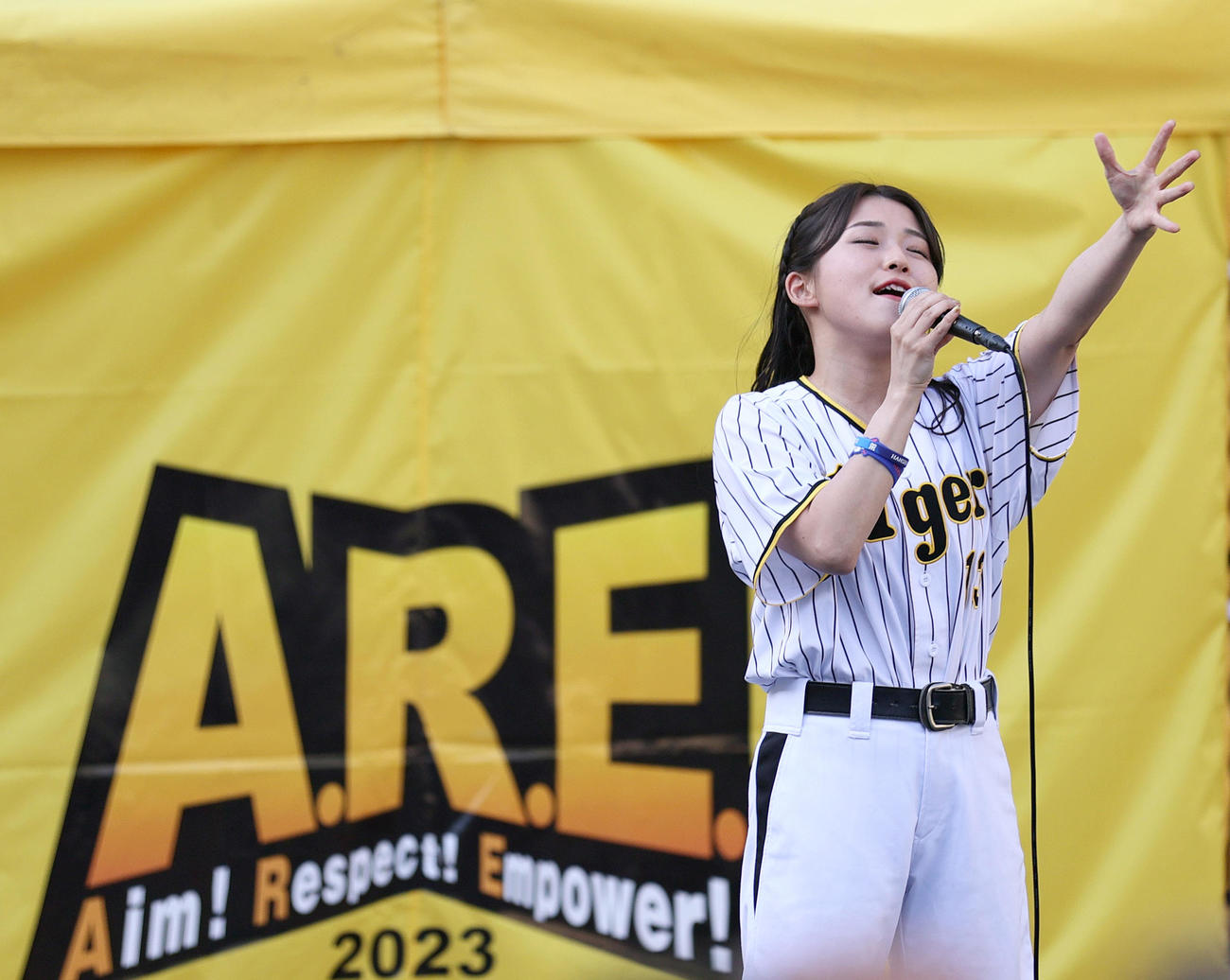 甲子園球場外周特設ステージでライブパフォーマンスする河野万里奈（撮影・上山淳一）