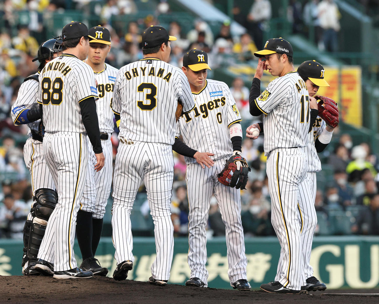 阪神対中日　1回表中日1死満塁、青柳（右から2人目）は細川に先制の中前2点適時打を浴びる（撮影・上山淳一）