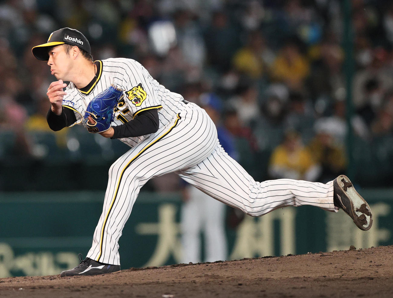 阪神対中日　3回、力投する阪神先発の青柳（撮影・上山淳一）