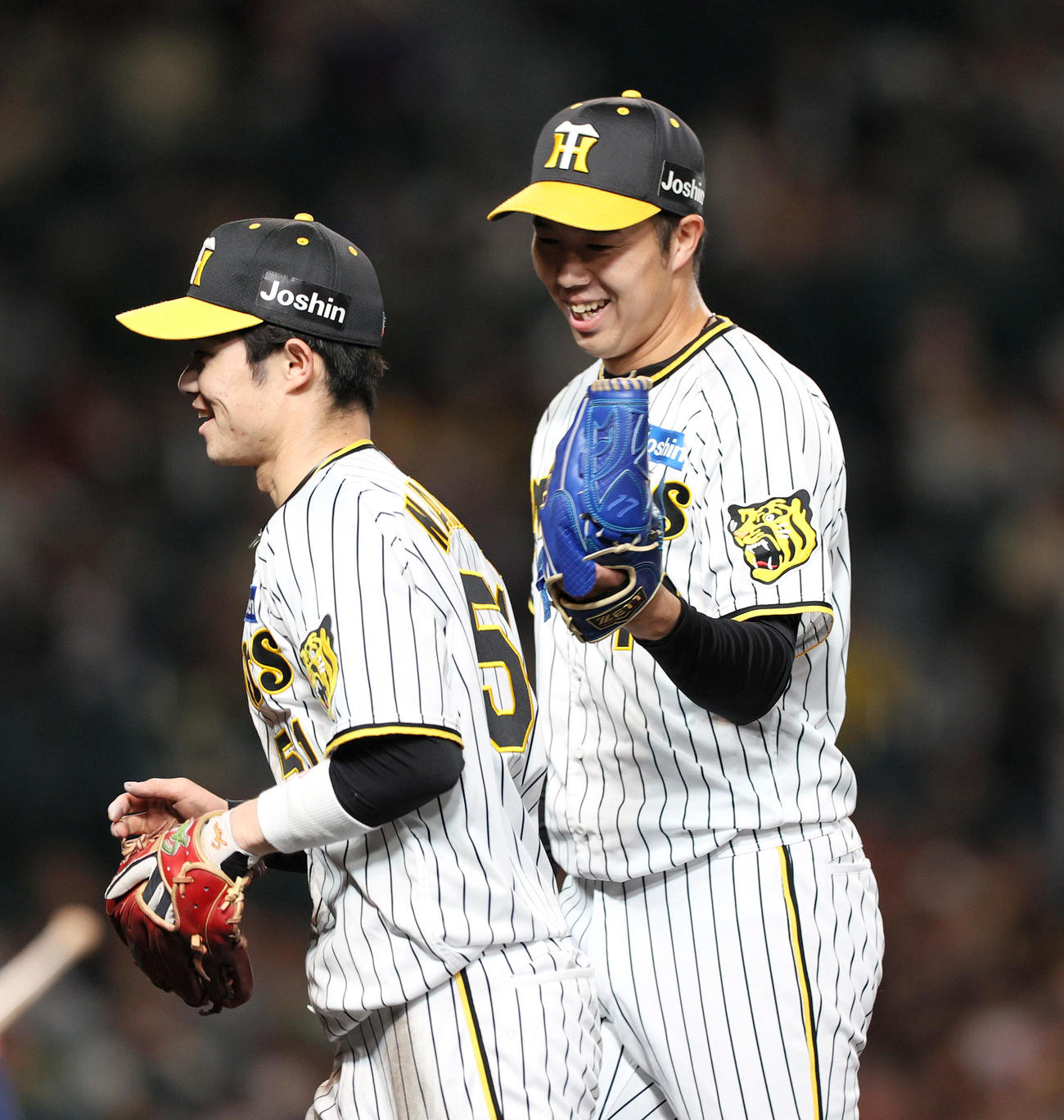 阪神対中日　5回表終了後、青柳（右）は好守備をした中野を笑顔で迎える（撮影・上山淳一）