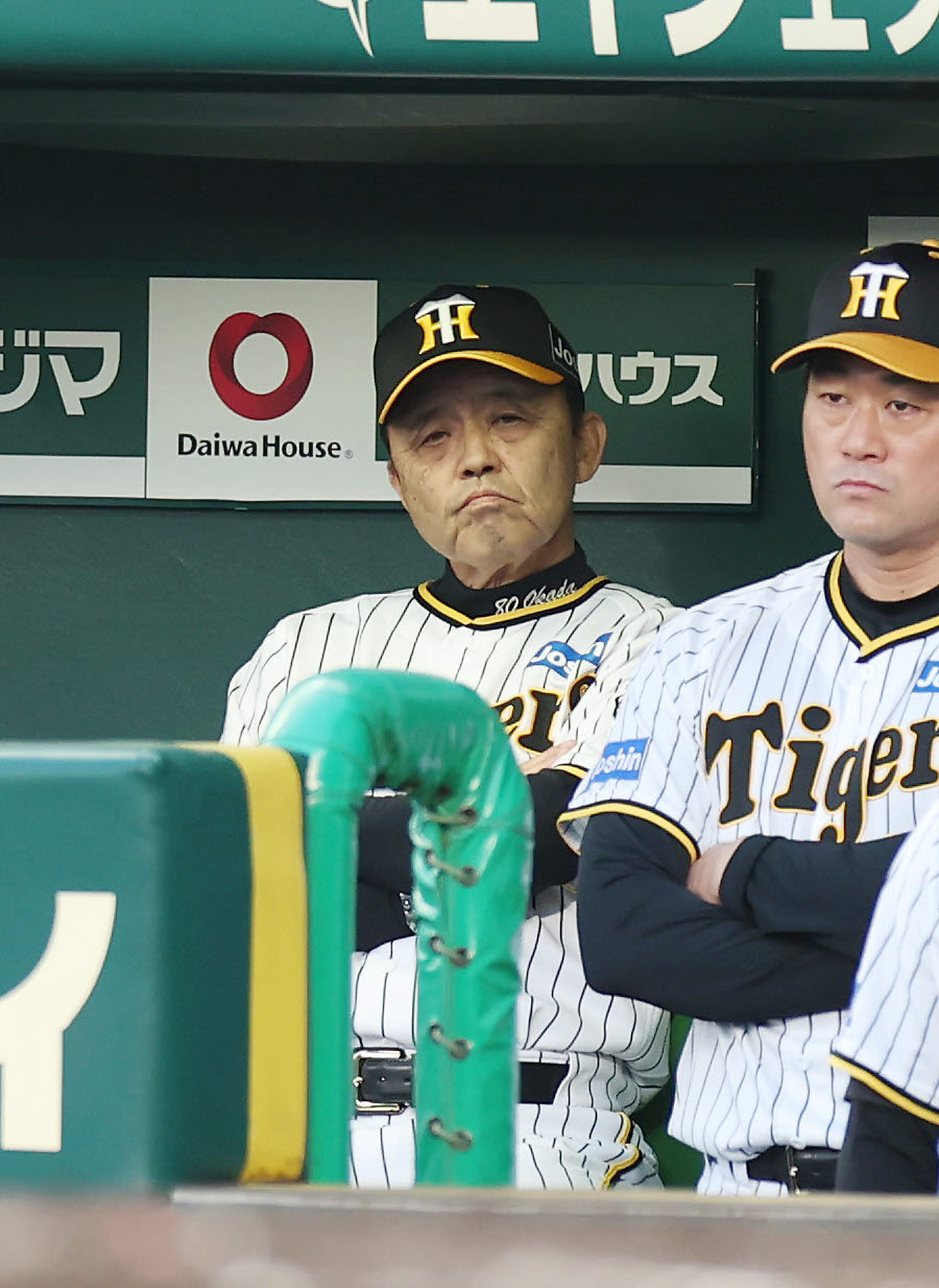 阪神対中日　1回表、青柳が失点を重ねベンチで厳しい表情を見せる阪神岡田監督（左）（撮影・前田充）