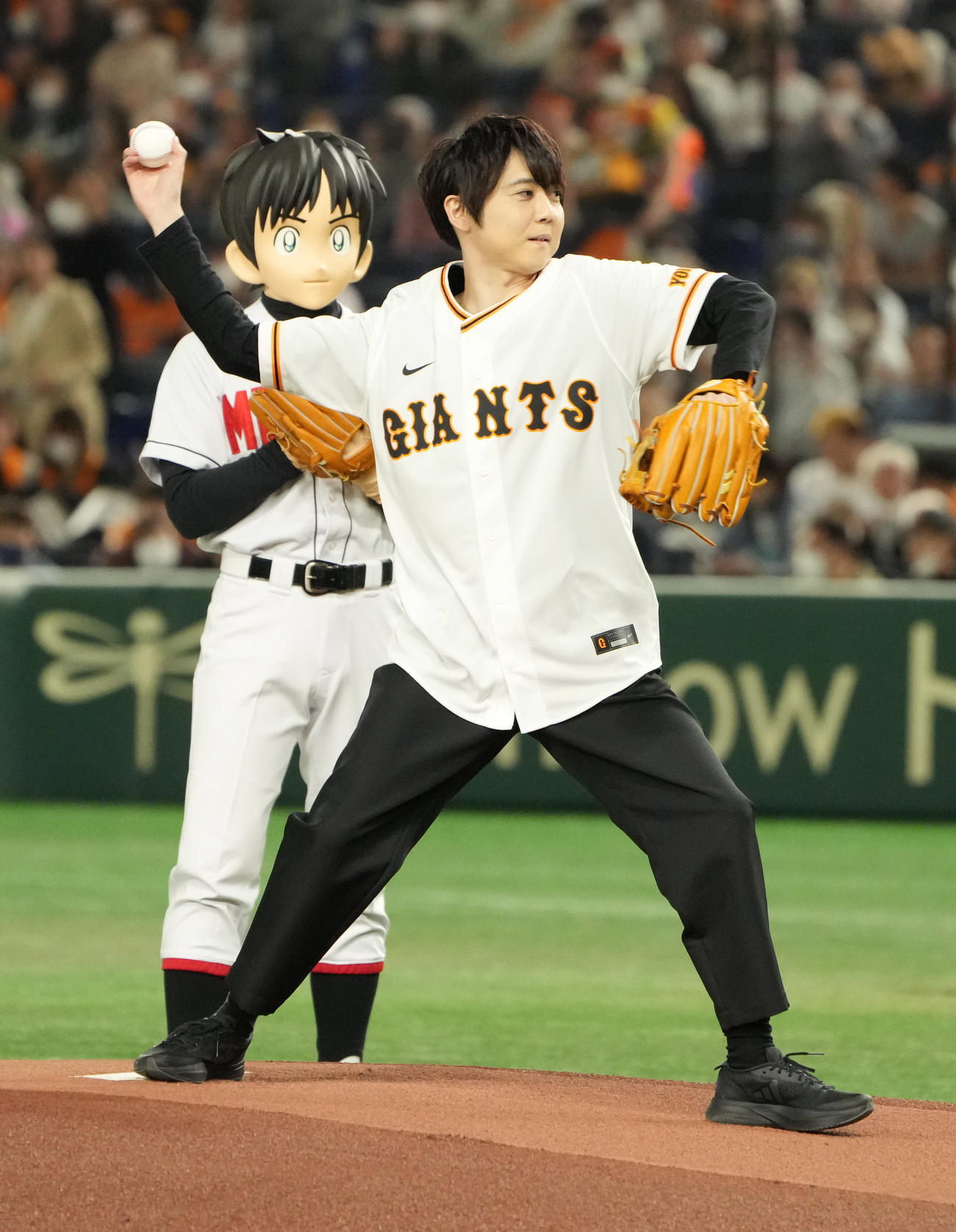 巨人対ヤクルト　始球式で投球する声優の梶裕貴（撮影・小沢裕）