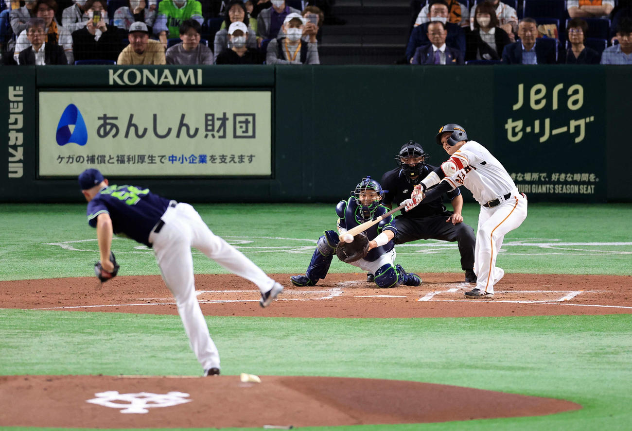 巨人対ヤクルト　1回裏巨人1死三塁、坂本は先制三塁適時内野安打を放つ。投手サイスニード（撮影・浅見桂子）