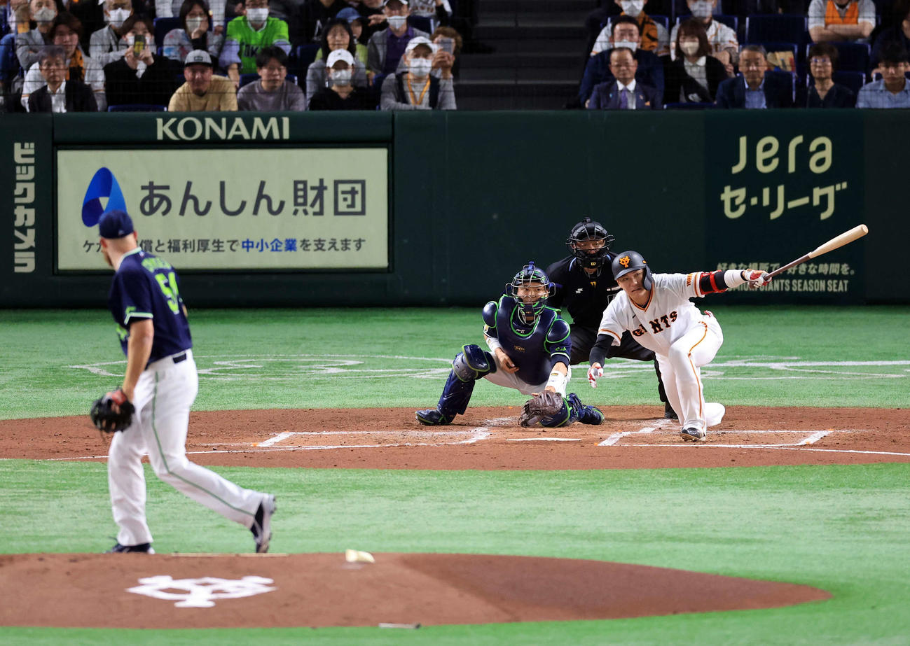 巨人対ヤクルト　1回裏巨人1死三塁、坂本は先制三塁適時内野安打を放つ。投手サイスニード（撮影・浅見桂子）