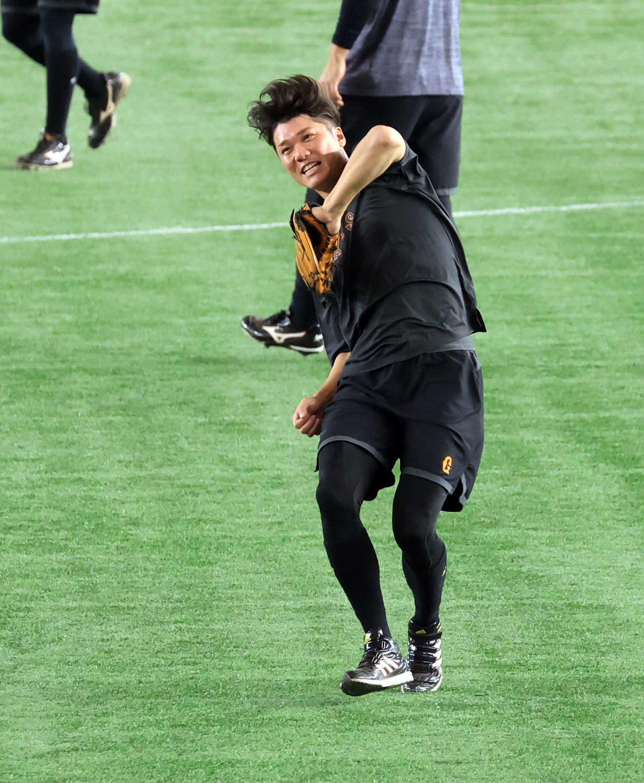 巨人対ヤクルト　試合前、明るい表情で打球を捕球する巨人坂本（撮影・浅見桂子）