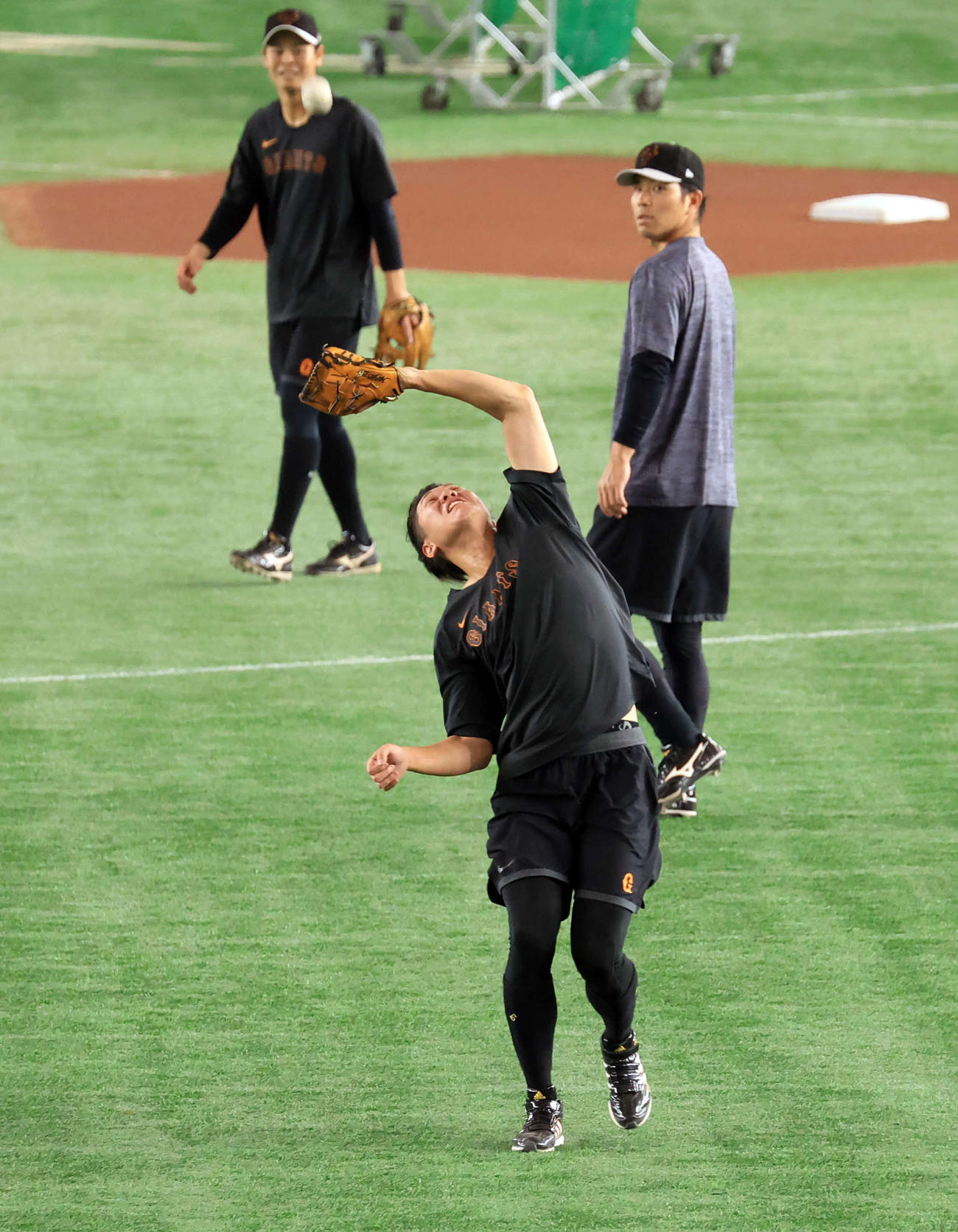 巨人対ヤクルト　試合前、明るい表情で打球を捕球する巨人坂本（撮影・浅見桂子）