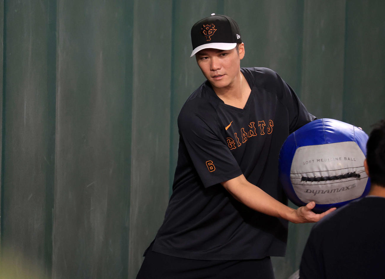 巨人対ヤクルト　試合前、メディシンボールでトレーニングする巨人坂本（撮影・浅見桂子）