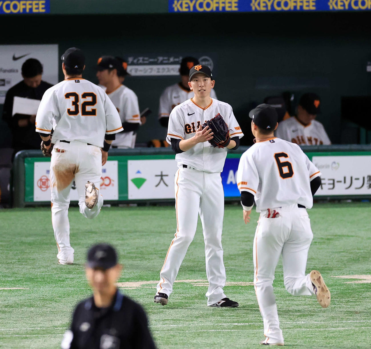 巨人対ヤクルト　2回表ヤクルトの攻撃を抑えた戸郷（中央）は坂本を拍手で迎える（撮影・浅見桂子）
