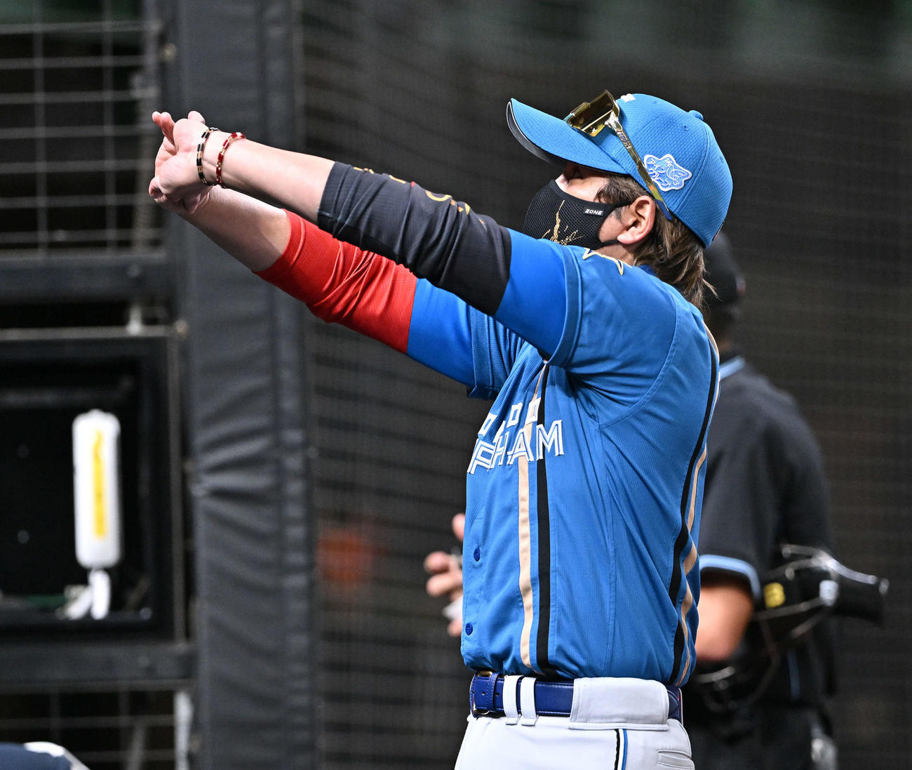 西武対日本ハム　交代を告げた日本ハム新庄監督は背伸びしてベンチへ引き揚げる（撮影・滝沢徹郎）