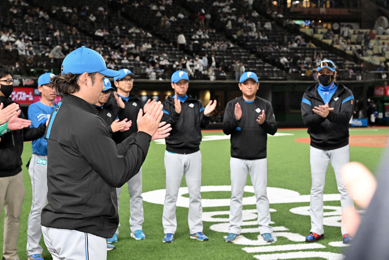 西武対日本ハム　試合後、今季初勝利の日本ハム伊藤（左手前）は一本締めする。右は新庄監督（撮影・滝沢徹郎）