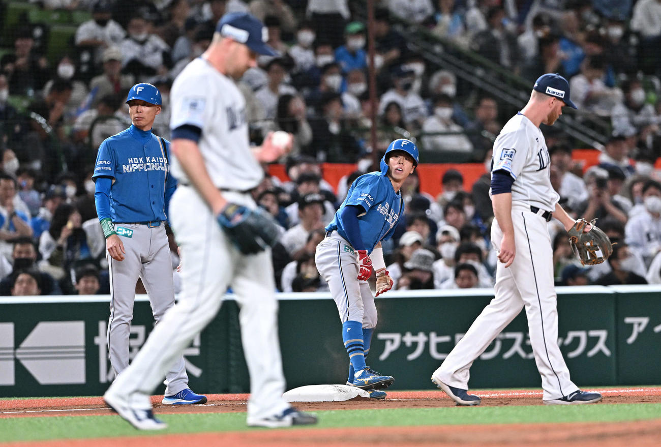 西武対日本ハム　3回表日本ハム無死二塁、三盗を決めた五十幡（後方右）。手前はエンス（撮影・滝沢徹郎）