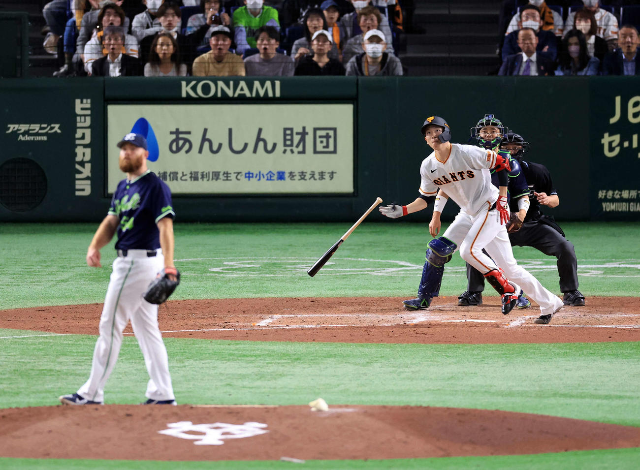 巨人対ヤクルト　2回裏巨人無死二、三塁、戸郷は中犠飛を放つ。投手サイスニード（撮影・浅見桂子）
