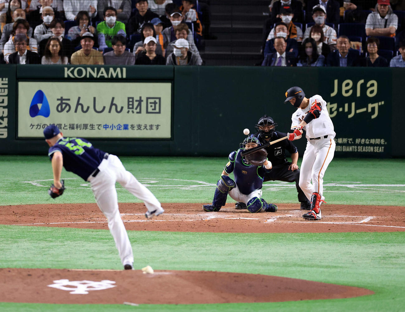 巨人対ヤクルト　2回裏巨人無死二、三塁、戸郷は中犠飛を放つ。投手サイスニード（撮影・浅見桂子）