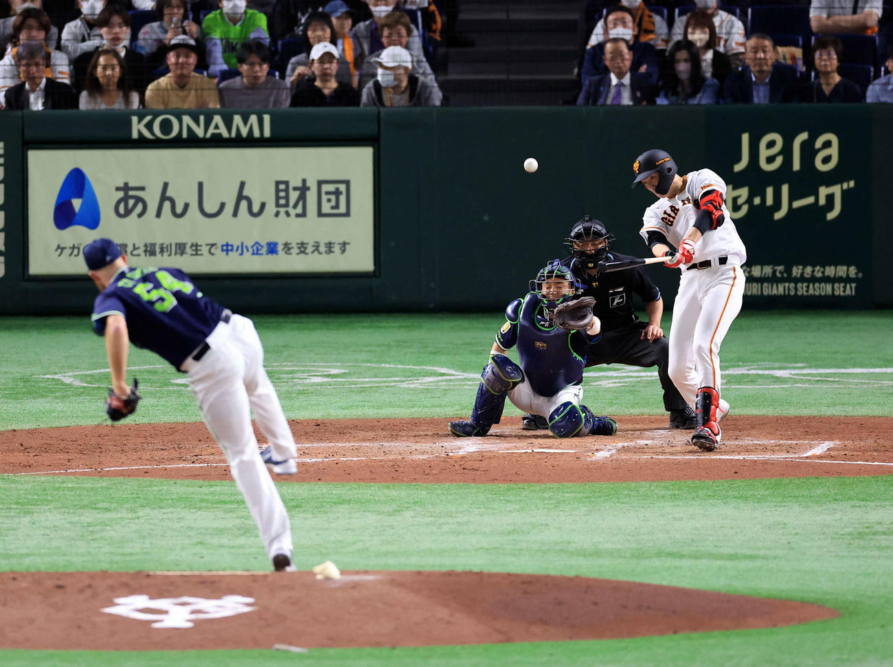 巨人対ヤクルト　2回裏巨人無死二、三塁、戸郷は中犠飛を放つ。投手サイスニード（撮影・浅見桂子）