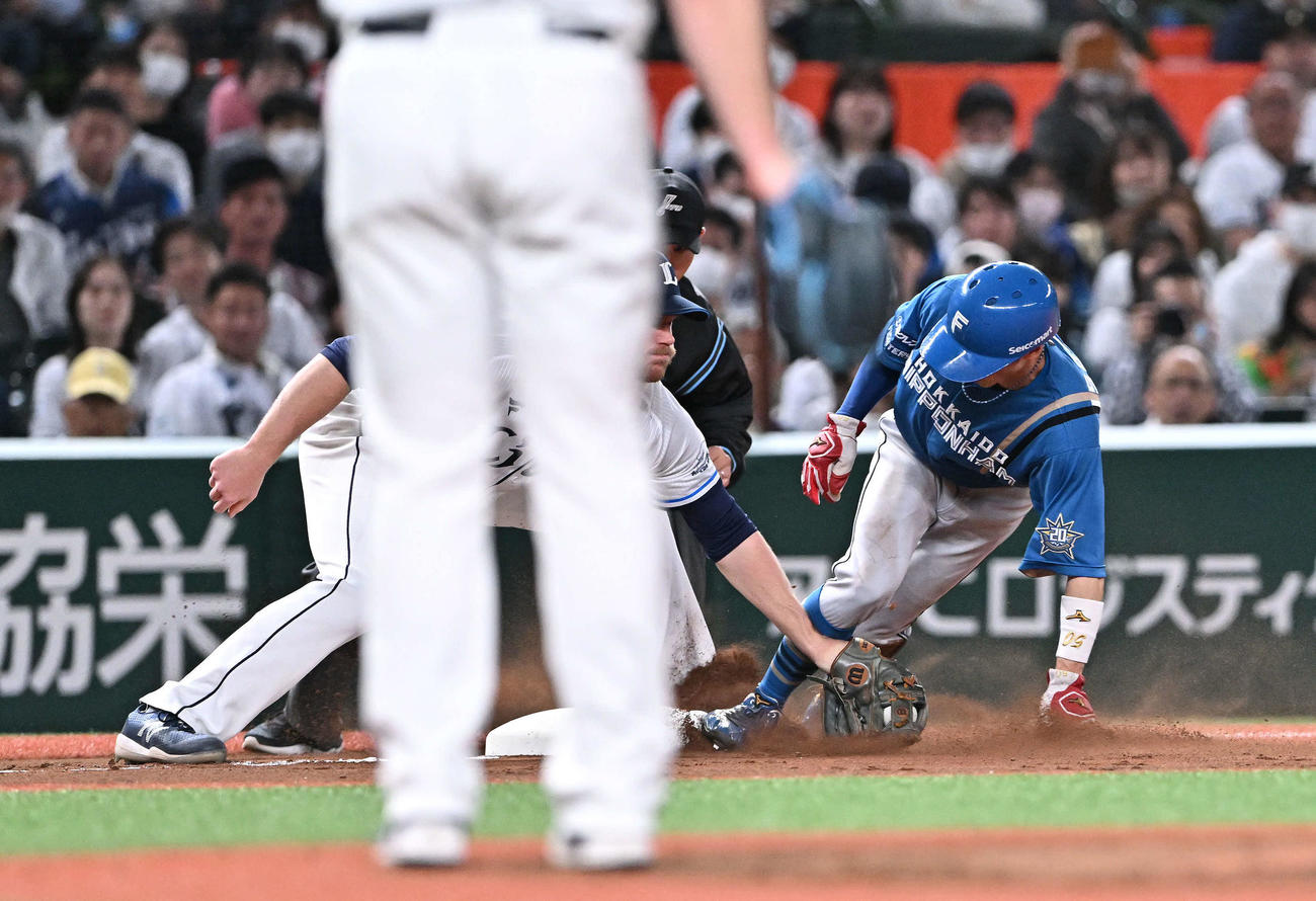 西武対日本ハム　3回表日本ハム無死二塁、三盗を決める五十幡（右）。三塁手マキノン（撮影・滝沢徹郎）