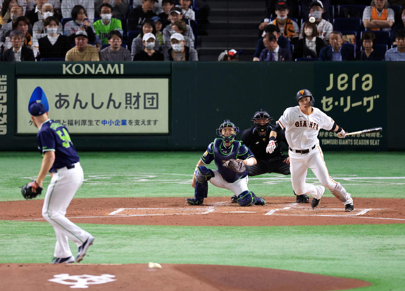 巨人対ヤクルト　1回裏巨人無死、広岡は投手内野安打を放つ。投手サイスニード（撮影・浅見桂子）