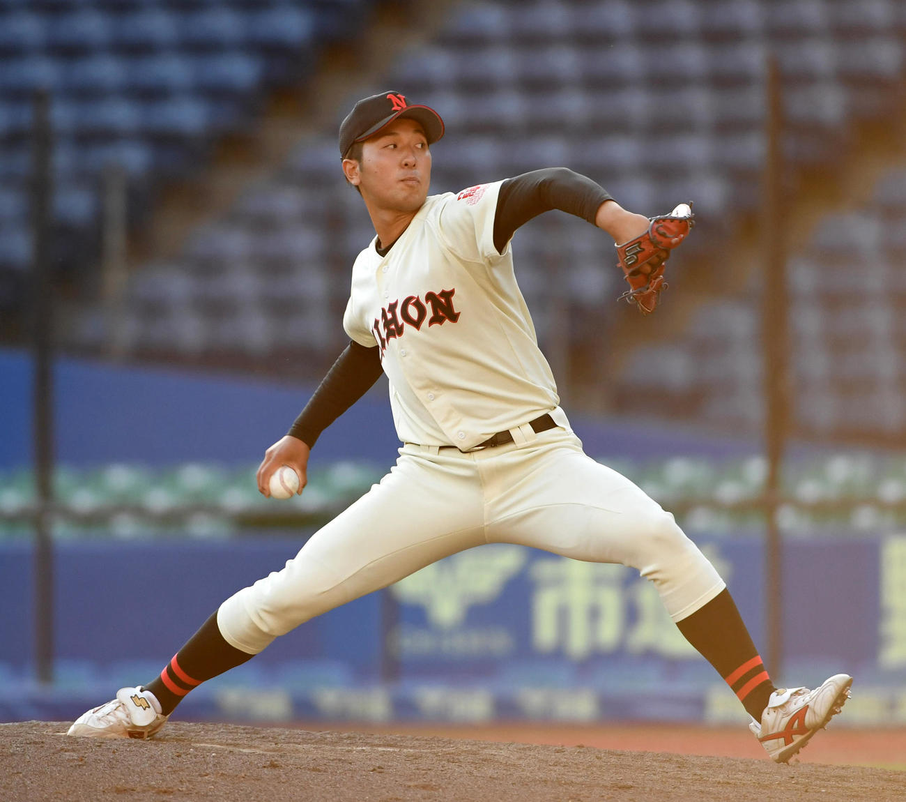 日大対亜大　タイブレーク10回まで投げた日大・市川（撮影・柴田隆二）