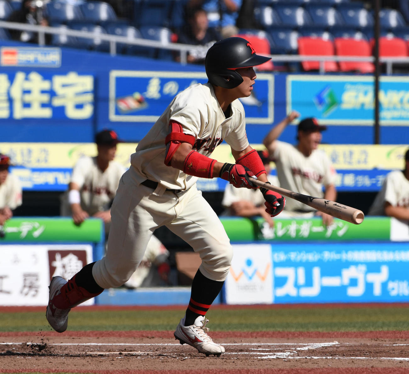 日大対亜大　1回表日大2死三塁、友田は右中間に適時三塁打を放つ（撮影・柴田隆二）