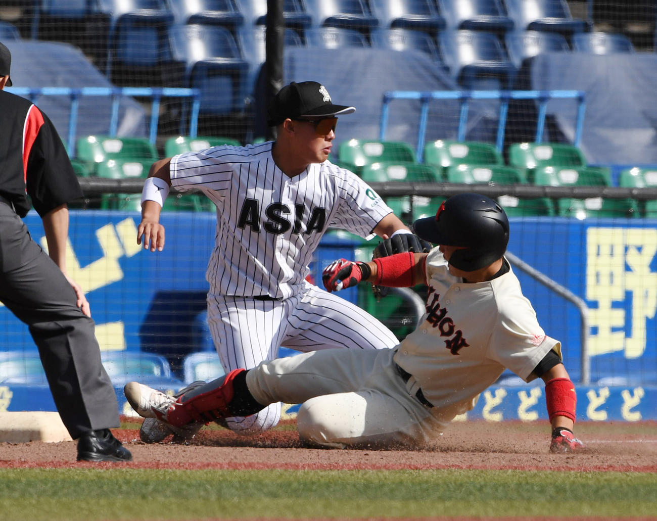 日大対亜大　1回表日大2死三塁、友田は右中間に適時三塁打を放つ。左は松浦三塁手（撮影・柴田隆二）