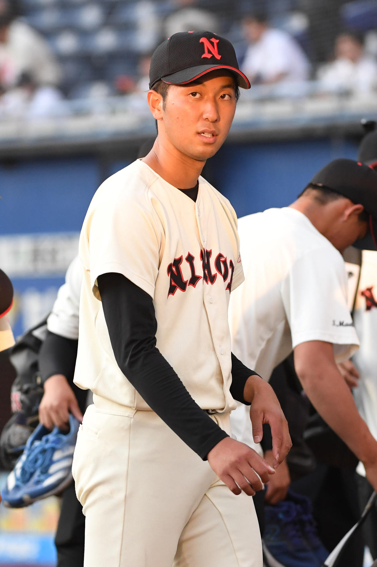 日大対亜大　タイブレーク10回まで投げた日大・市川はサヨナラ負けしがっくりする（撮影・柴田隆二）
