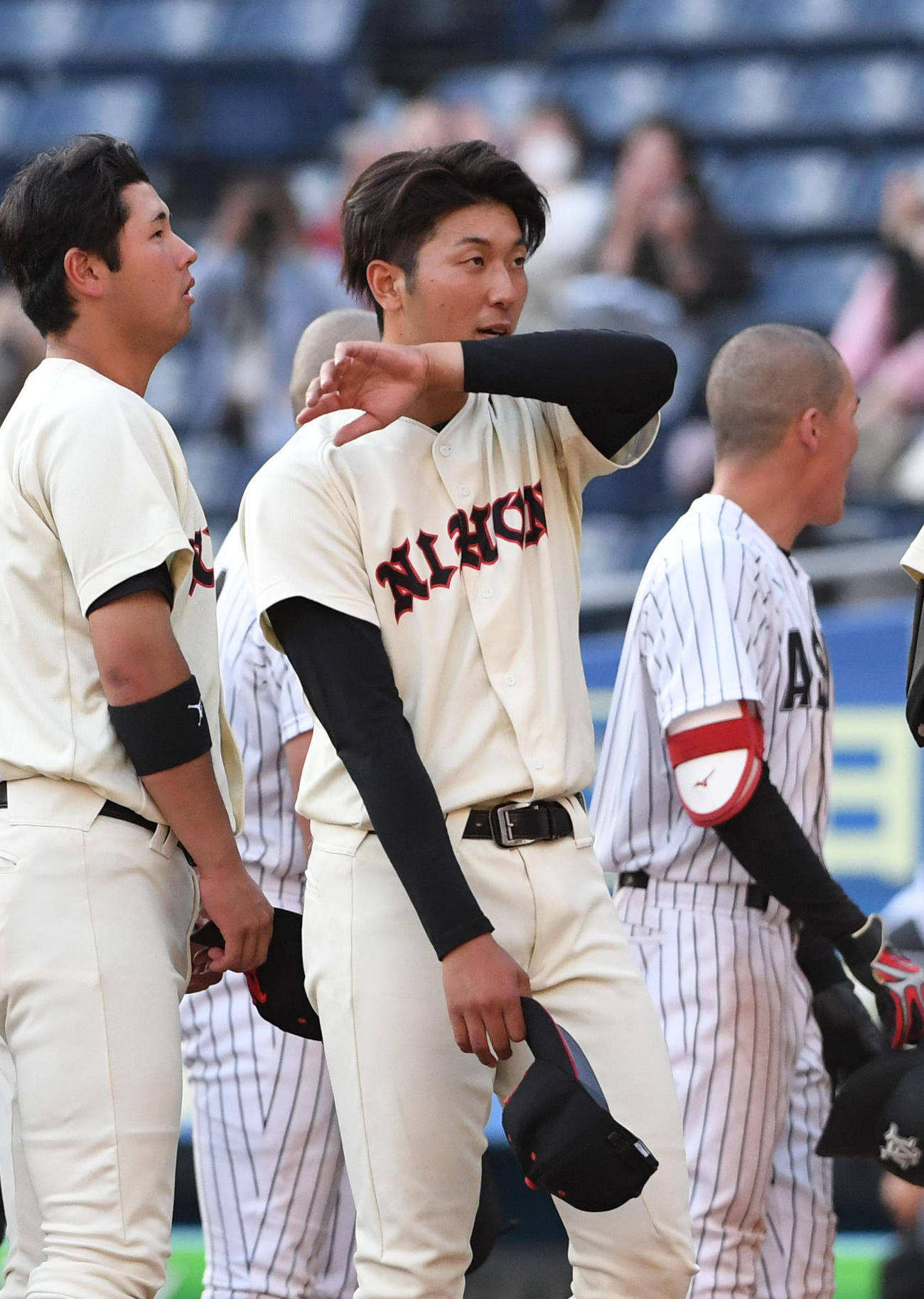 日大対亜大　タイブレーク10回まで投げた日大・市川はサヨナラ負けしがっくりする（撮影・柴田隆二）