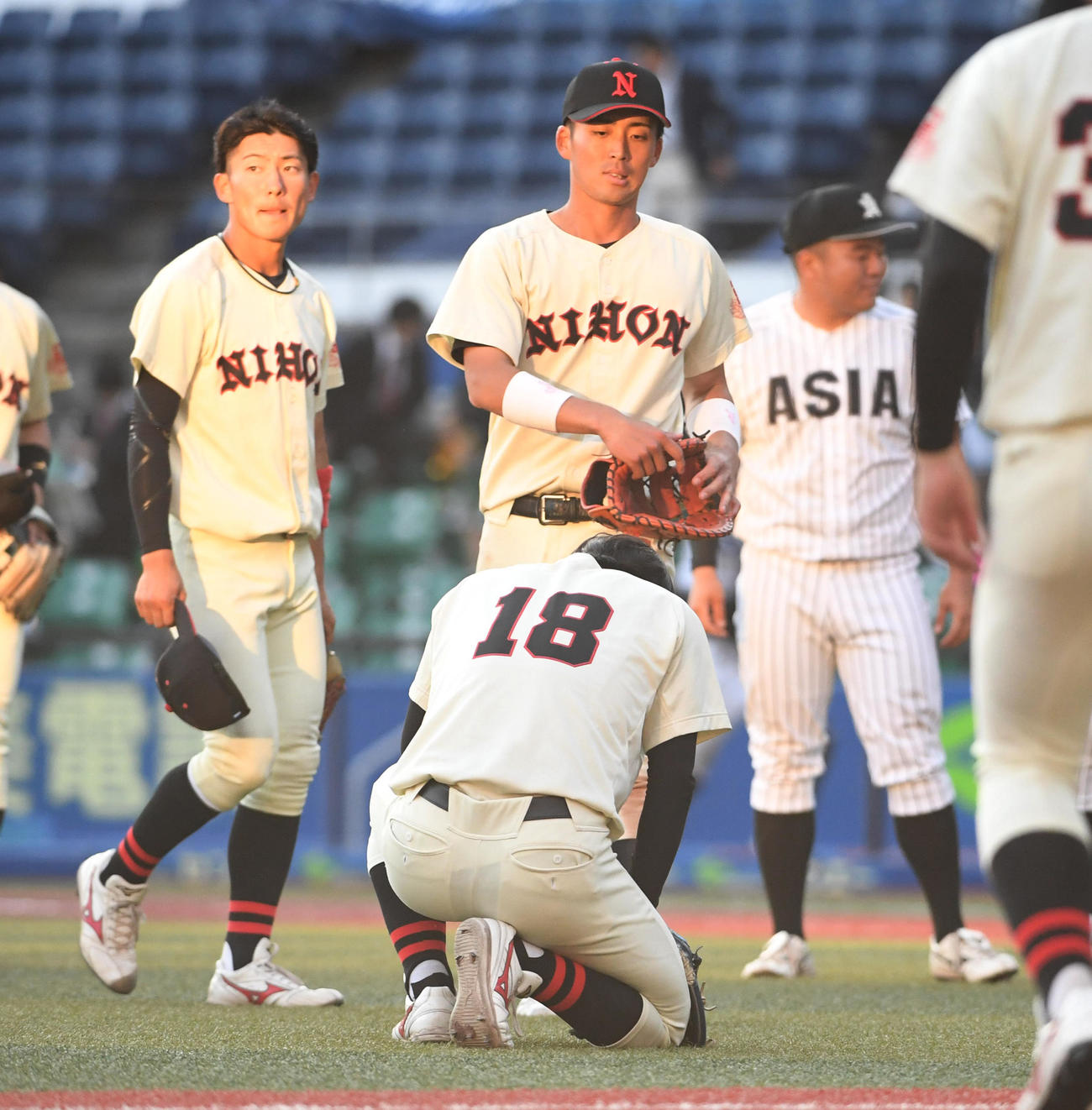 日大対亜大　タイブレーク11回裏、サヨナラ負けしがっくりする日大・山内翔（撮影・柴田隆二）