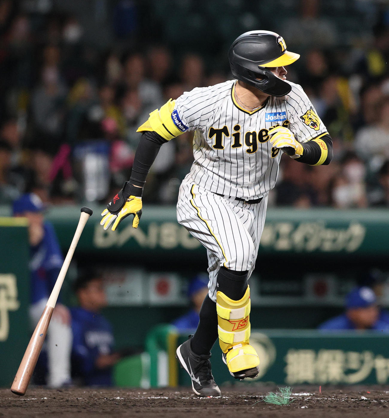 阪神対中日　4回裏阪神1死一塁、佐藤輝は左に適時二塁打を放つ（撮影・上山淳一）