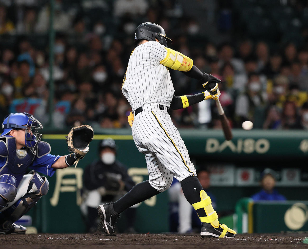 阪神対中日　4回裏阪神1死一塁、佐藤輝は左に適時二塁打を放つ（撮影・上山淳一）