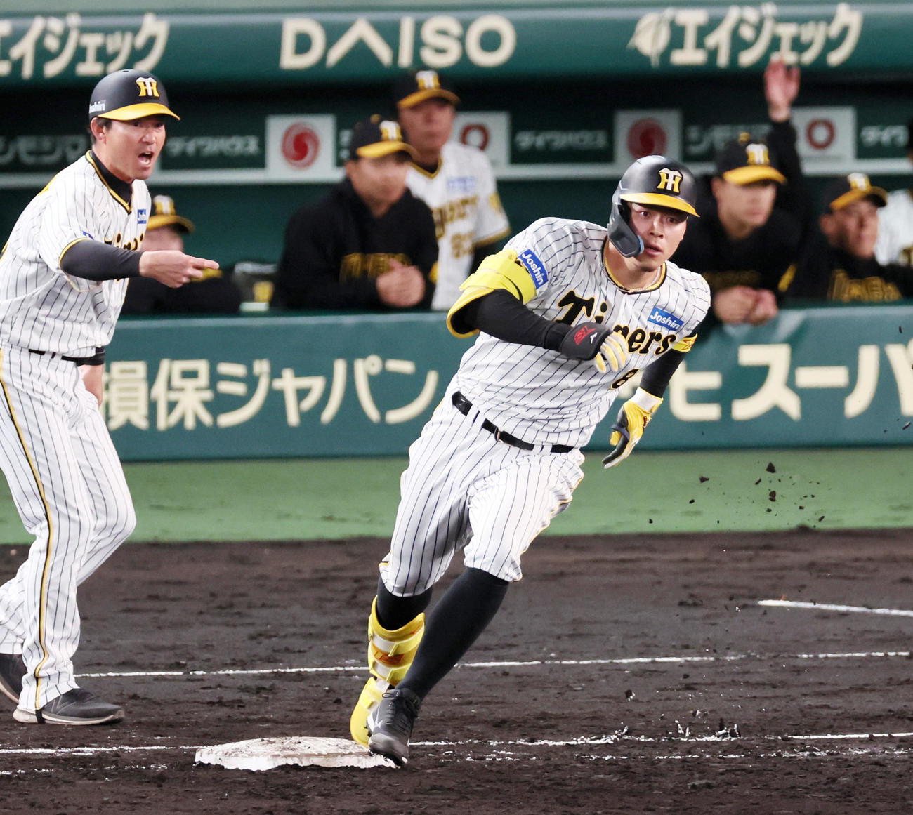阪神対中日　4回裏阪神1死一塁、佐藤輝は左へ適時二塁打を放つ（撮影・加藤哉）