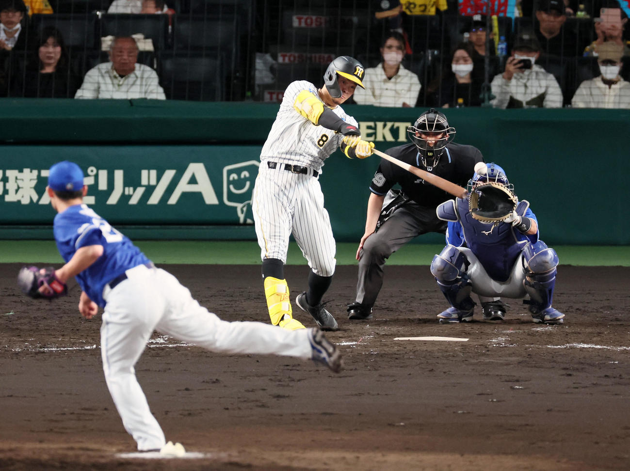 阪神対中日　4回裏阪神1死一塁、佐藤輝は左へ適時二塁打を放つ。投手は福谷（撮影・加藤哉）
