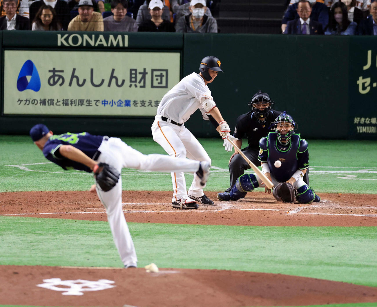 巨人対ヤクルト　2回裏巨人2死三塁、秋広は左適時打を放つ。投手サイスニード（撮影・浅見桂子）