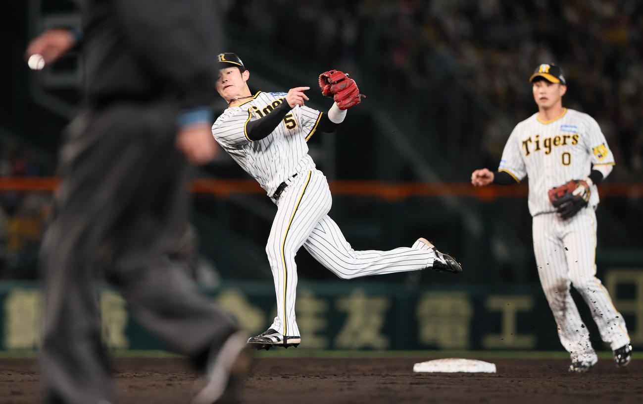 阪神対中日　5回表中日無死、中野（手前）は大島の二ゴロをさばく（撮影・上山淳一）