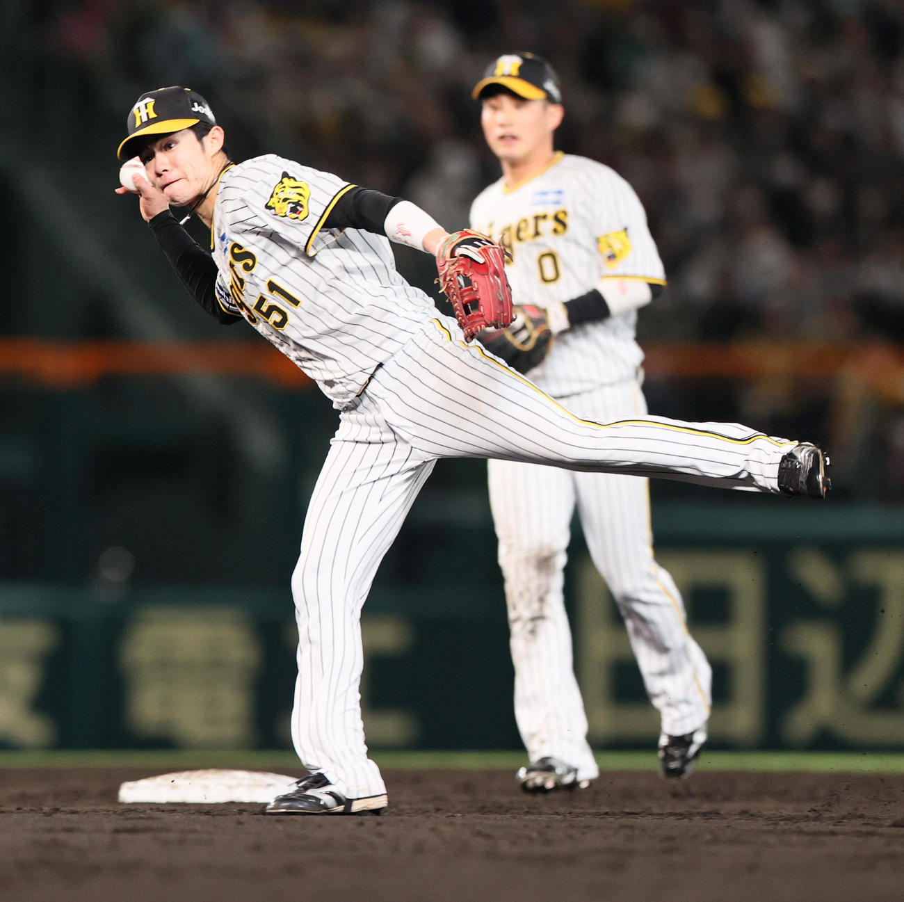 阪神対中日　5回表中日無死、中野（手前）は大島の二ゴロをさばく（撮影・上山淳一）