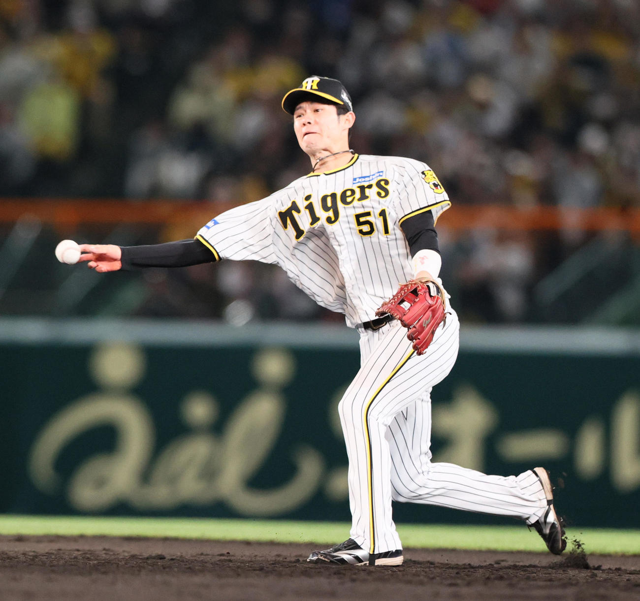 阪神対中日　4回表中日無死、中野は村松の打球をファンブルし送球するがセーフとなるが、リクエストでアウトとなる（撮影・上山淳一）