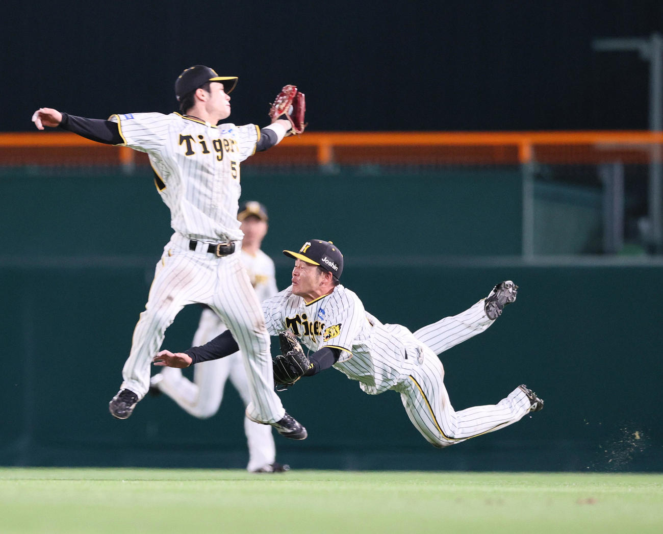 阪神対中日　7回表中日2死、中野（左）はアルモンテの打球を背走キャッチする（撮影・上山淳一）