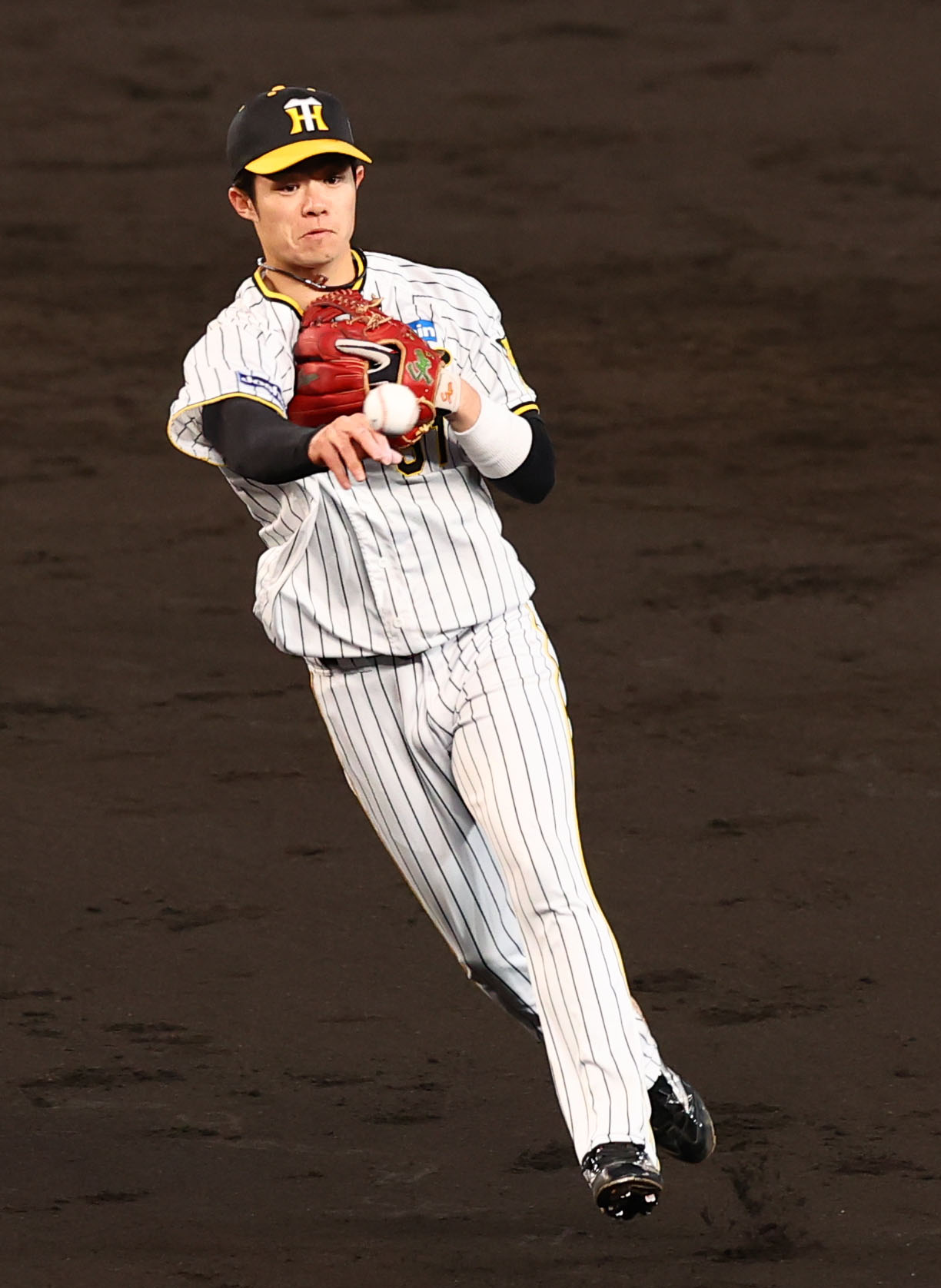 阪神対中日　3回表中日無死、石川昂の二ゴロで好守を見せる阪神二塁手の中野（撮影・藤尾明華）