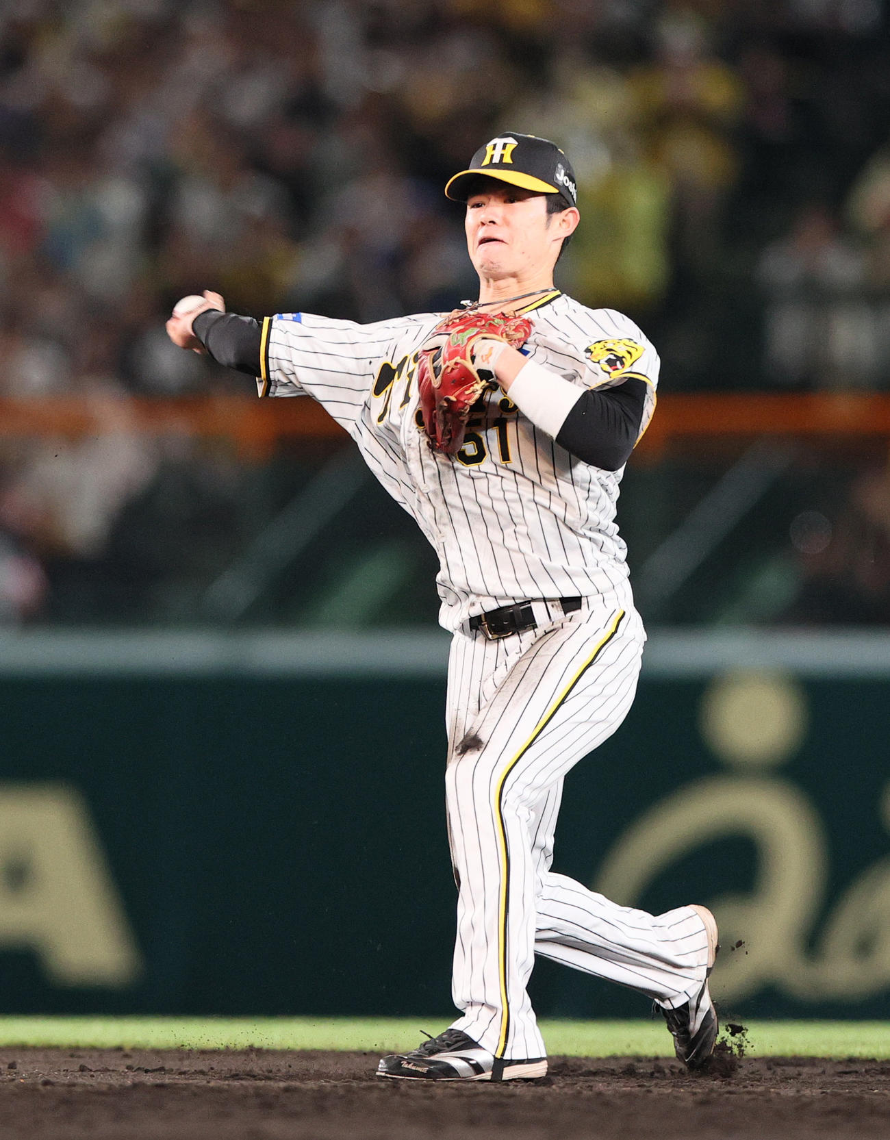 阪神対中日　5回表中日無死、アルモンテの打球を好捕する中野（撮影・上山淳一）